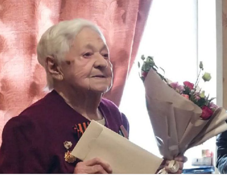 Мэр Воронежа Вадим Кстенин поздравил со 101-летием ветерана Лидию Скрыльникову