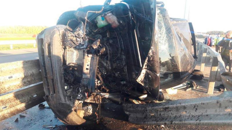 На воронежской трассе «Тагаз» врезался в ограждение: водитель погиб, пассажирка – в больнице