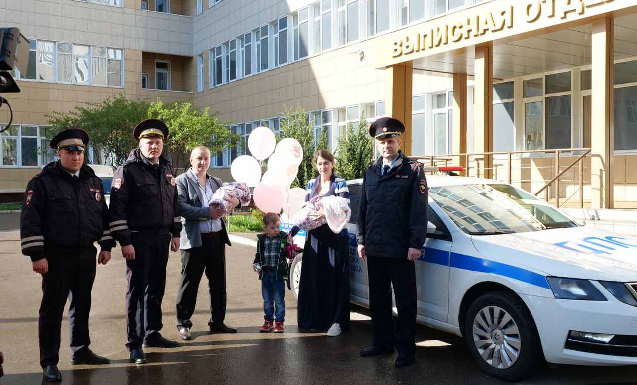В Воронеже госавтоинспекторы помогли беременной вовремя добраться до роддома