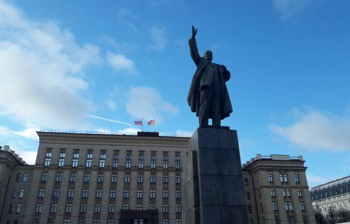 Главный памятник Ленину в Воронеже отмыли к ноябрьским праздникам