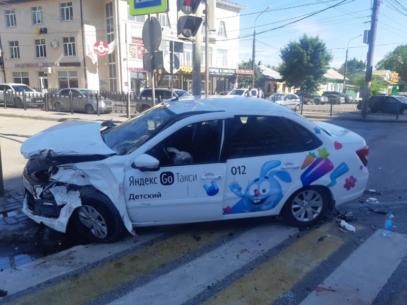 В Воронеже 2 человека пострадали в ДТП с такси у пединститута 