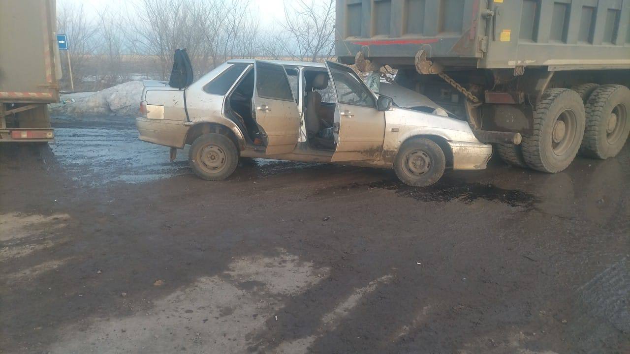 Водитель и пассажир легковушки пострадали в ДТП с большегрузом под Воронежем