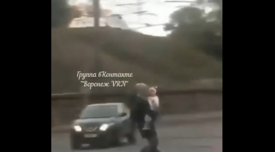Женщина с маленьким ребёнком проехалась на моноколесе мимо машин в Воронеже (ВИДЕО)