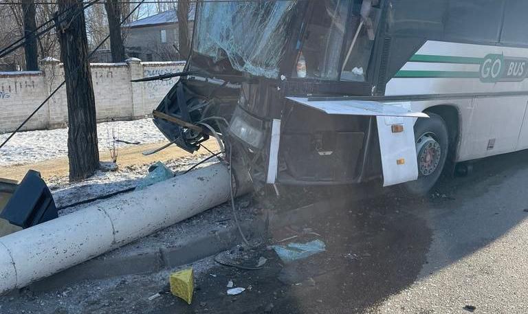 В Воронеже пассажирский автобус снес бетонный столб
