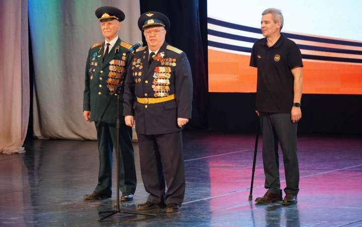 Общественная палата вместе с артистами подарила воронежцам к 80-летию Победы большой концерт