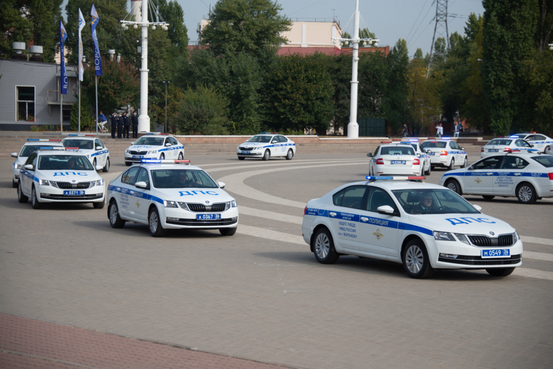 Воронежские автоинспекторы проехали по центру города на 58 новеньких автомобилях