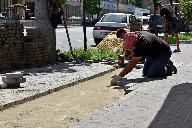 Воронежские активисты пожаловались, что при ремонте тротуаров  пешеходы вынуждены с риском ходить по проезжей части 