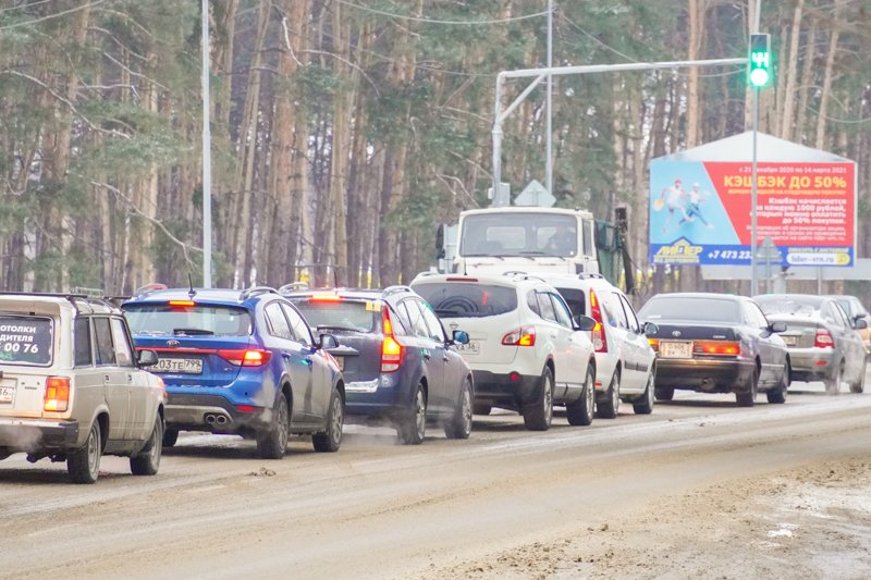 Многокилометровые пробки сковали Воронеж днем 30 декабря
