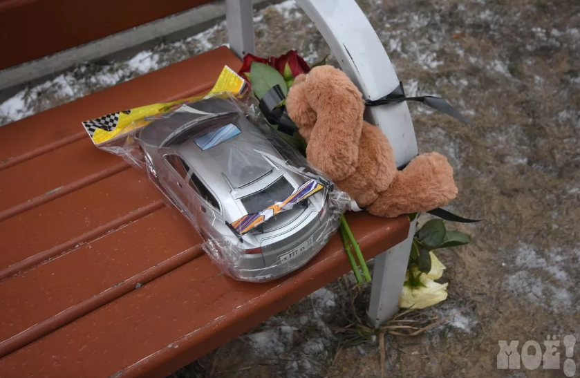 На место гибели младенца в воронежском микрорайоне Шилово местные жители несут цветы