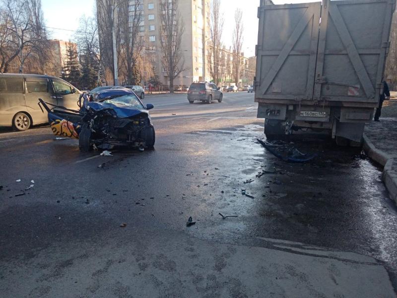Во врезавшейся в Воронеже в припаркованный КамАЗ легковушке пострадали 2 человека