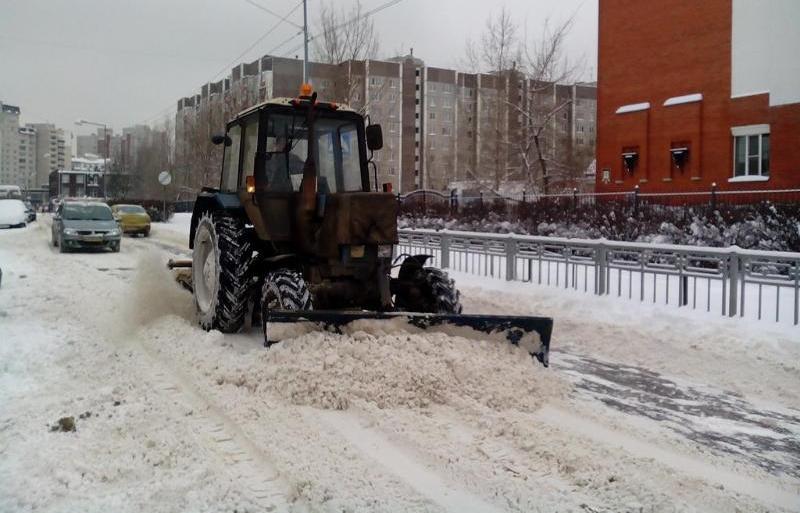 Мешают только автомобили: в Коминтерновском районе Воронежа очищают от снега подъезды к учреждениям социальной сферы