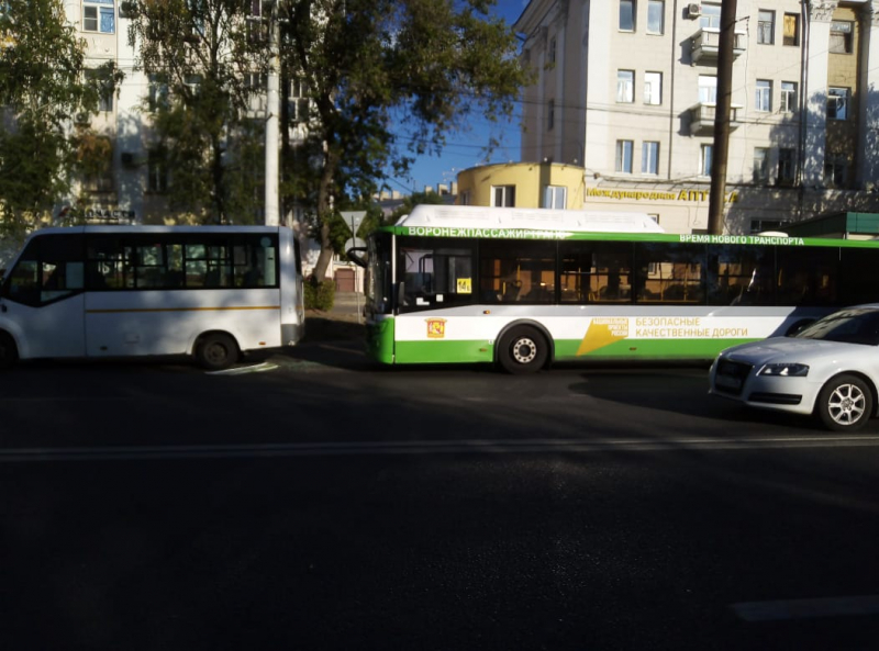 В столкновении двух автобусов в Воронеже пострадали три пассажира