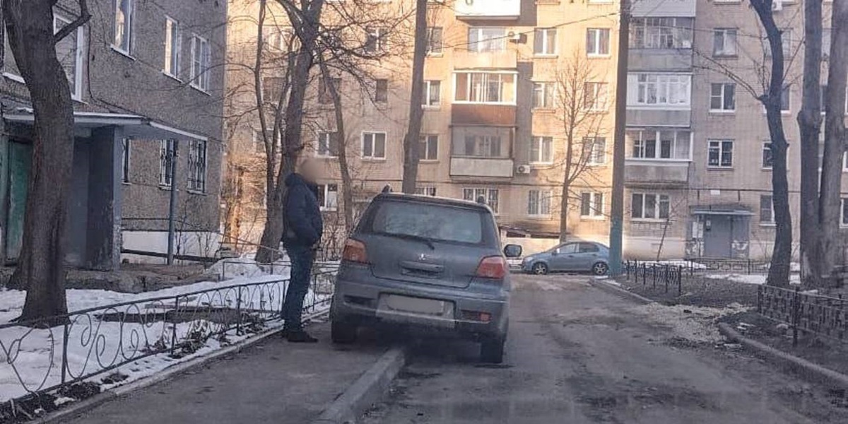 Воронежца оштрафовали за парковку на тротуаре 