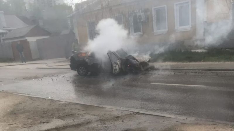 Видео горящий на проезжей части машины сняли воронежцы