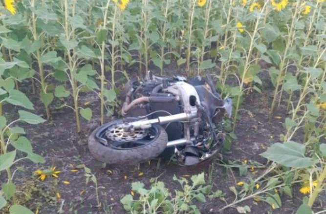 Мотоциклист без прав погиб после опрокидывания в кювете под Воронежем