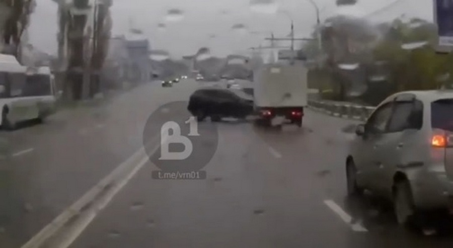 В Воронеже попал на видео момент столкновения трех автомобилей на Чернавском мосту