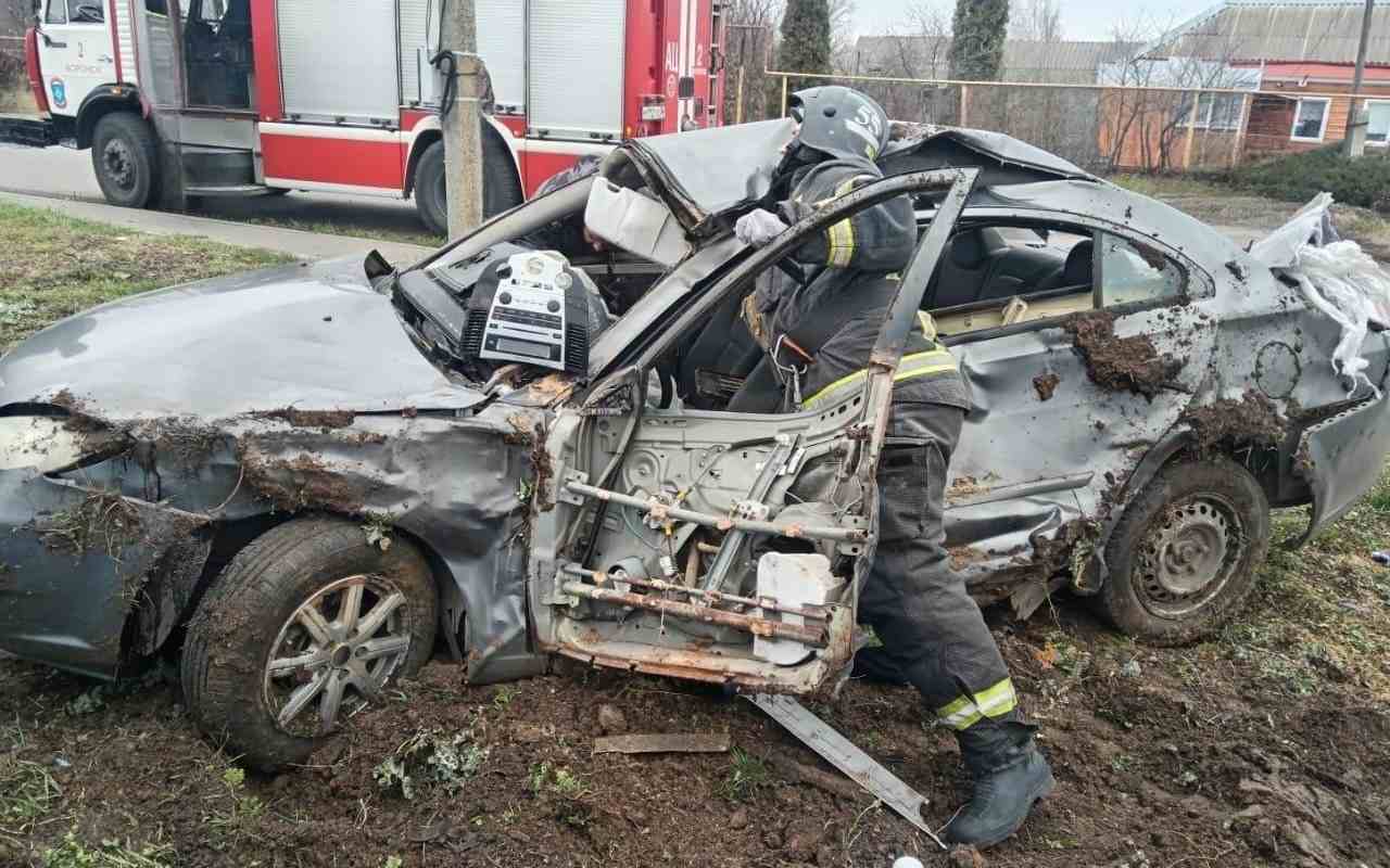 Погиб 55-летний автомобилист, врезавшийся в столб и газовую трубу под Воронежем