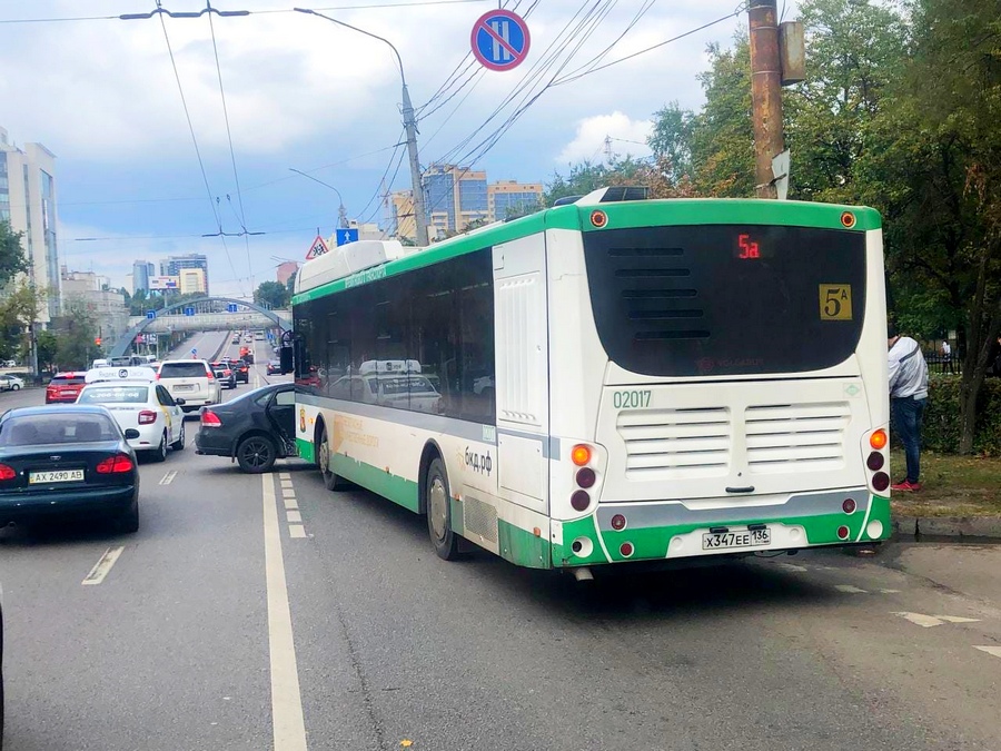 В Воронеже возле автовокзала маршрутный автобус столкнулся с «Фольксвагеном»