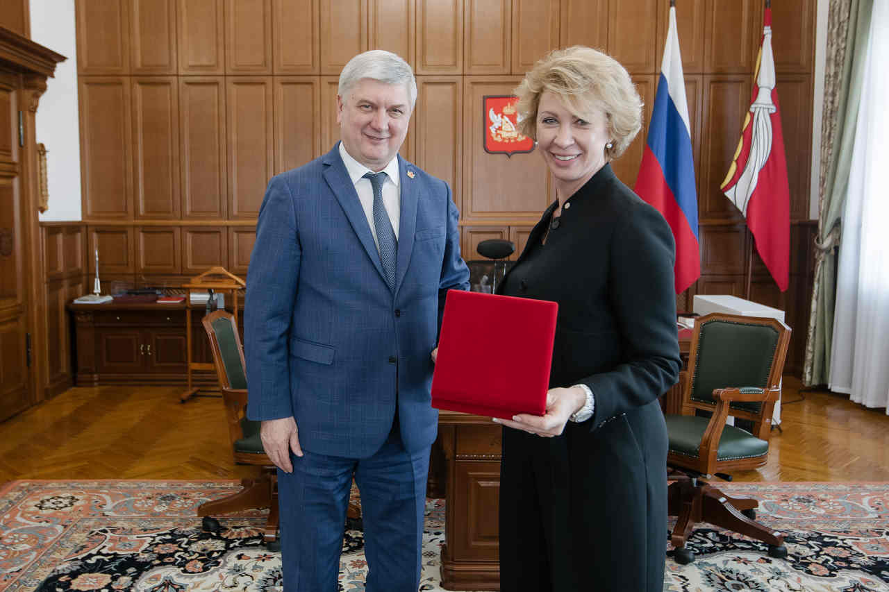 Почетный знак «Благодарность от земли Воронежской» Наталия Цайтлер получила из рук губернатора