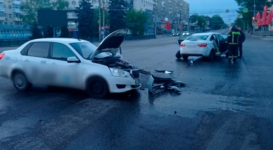 Утром в центре Воронежа в столкновении двух такси пострадал 20-летний водитель