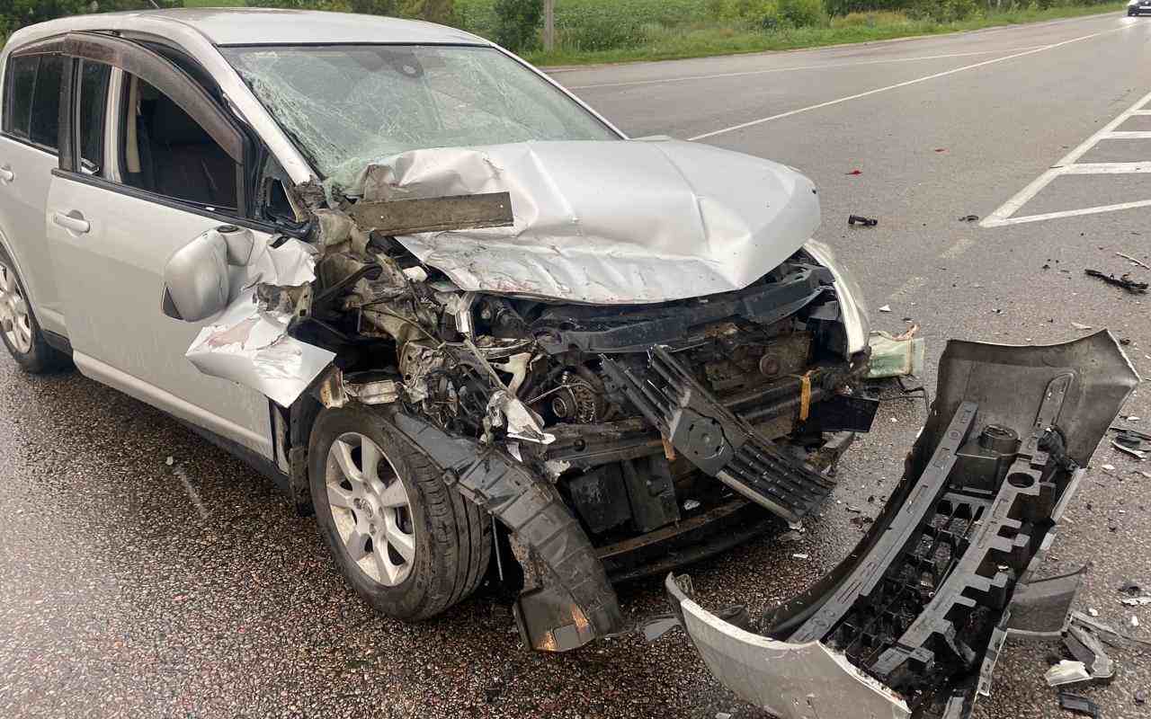 В ДТП с липецкой фурой пострадали водитель и пассажир Nissan под Воронежем