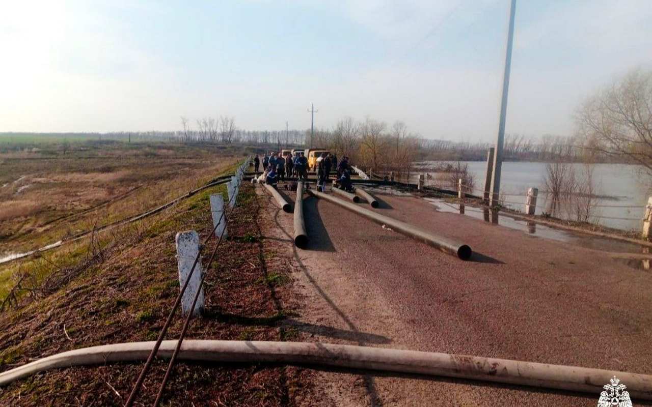 Спасатели остановили подъем воды в пруду под Воронежем