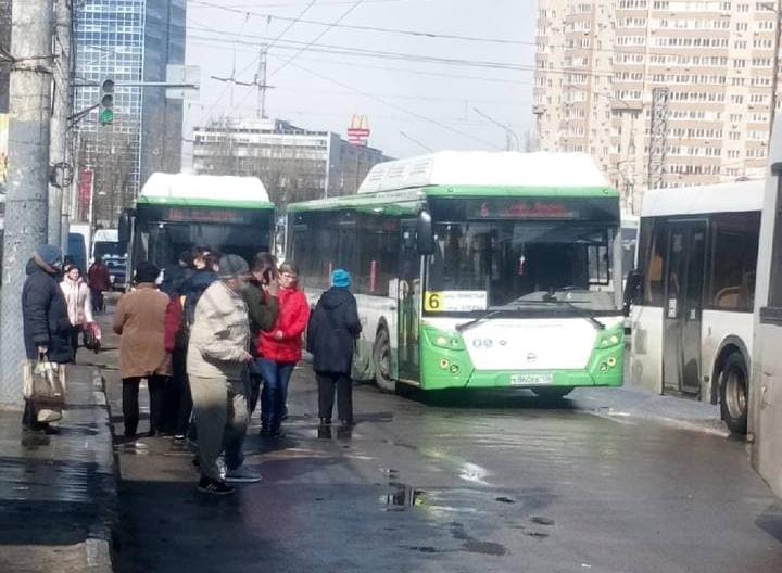 В Воронеже на остановке столкнулись 4 большегрузных автобуса