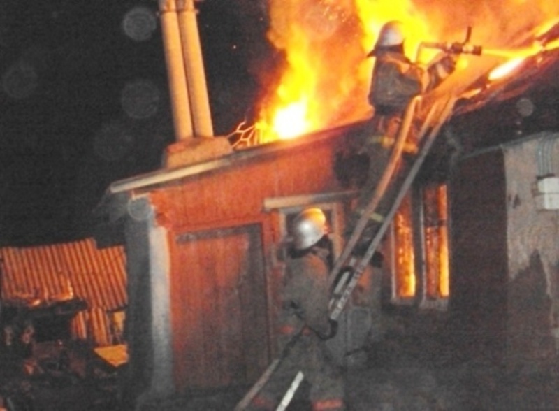 На пожаре в СНТ «Кировец» в Воронеже обрушилась крыша дома, погиб человек