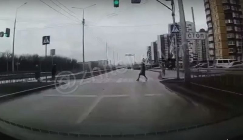 В Воронеже беспечная женщина чуть не угодила под колёса автомобиля (ВИДЕО)