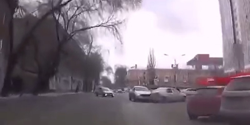 В центре Воронежа водитель BMW X6 сбил сразу пять машин