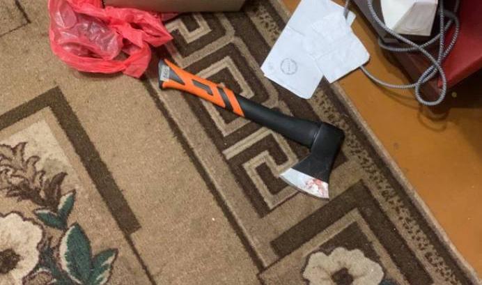 Женщина забила топором собутыльника и обокрала квартиру мертвеца в Воронежской области