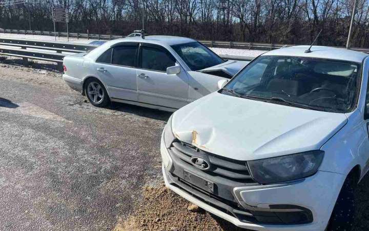 Водитель и пассажирка «Лады» пострадали в ДТП с Dodge и Mercedes под Воронежем