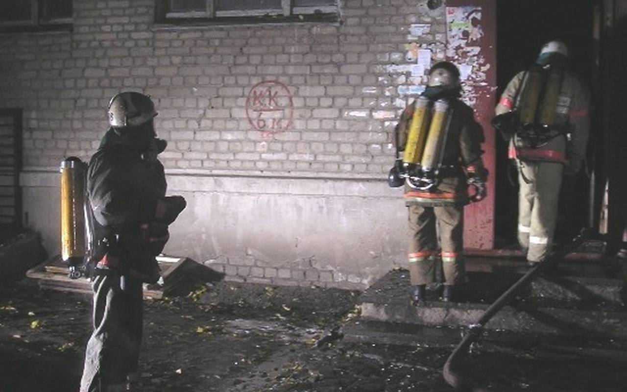 50 человек эвакуировали ночью из многоэтажки в Воронеже из-за сгоревшего холодильника