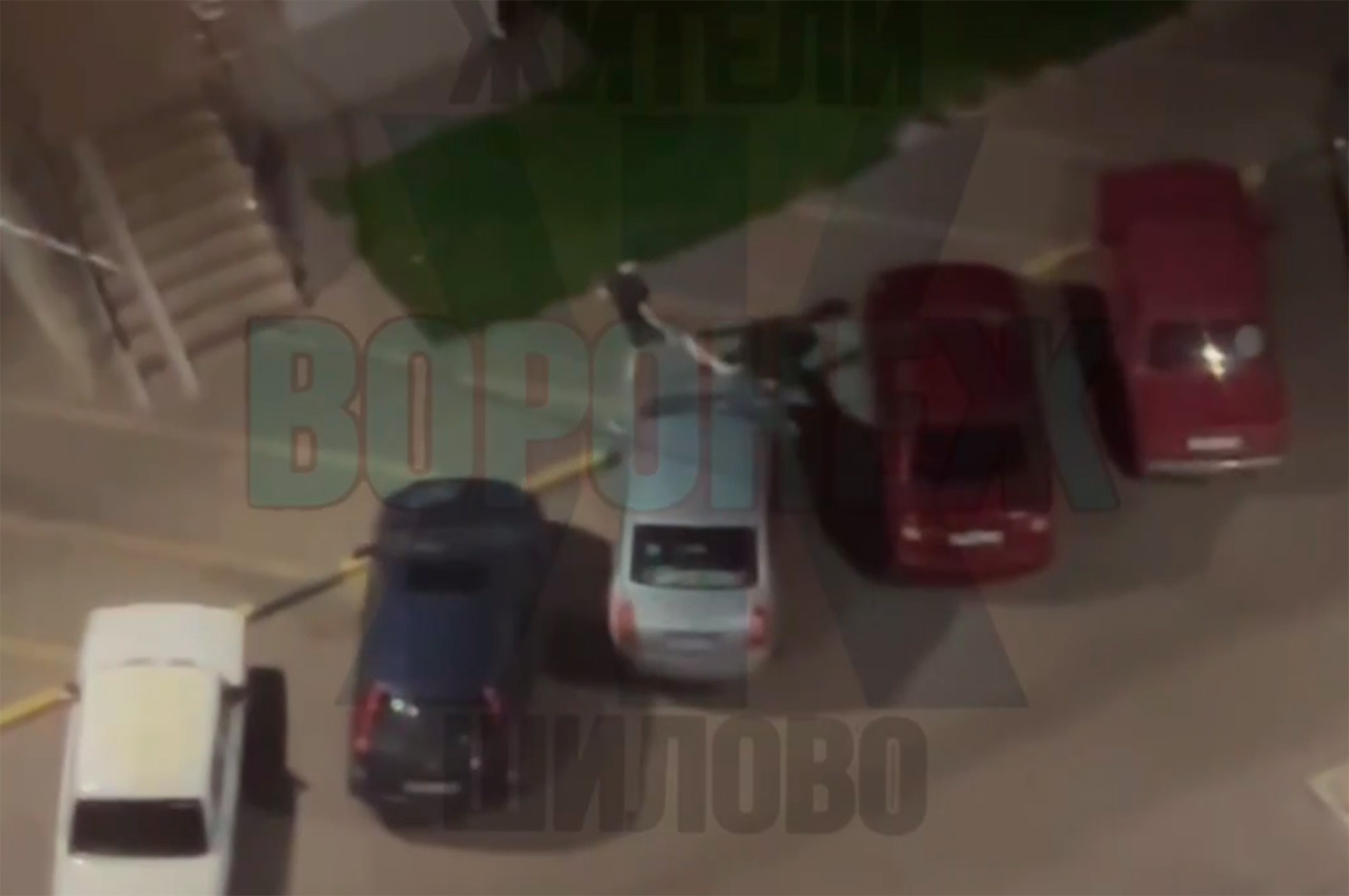 Неадекватный мужчина громил машины в микрорайоне Воронежа и попал на видео