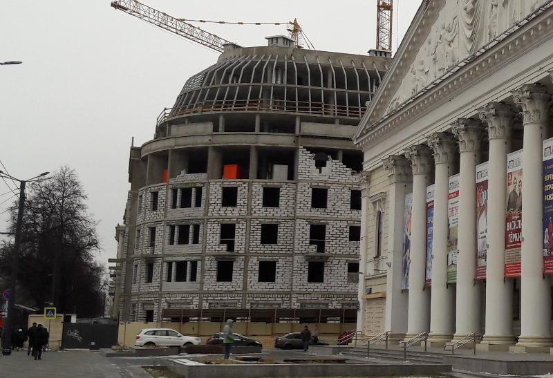 20 лет простоявший забор на площади Ленина в Воронеже начали демонтировать