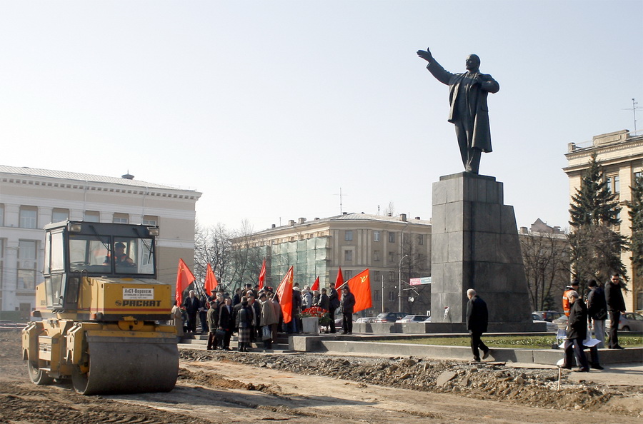 В Воронеже провели опрос о замене памятника Ленину бюстом Петра I