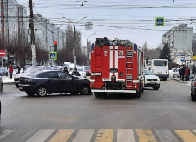 Спешившая на вызов «пожарка» попала в ДТП в Воронеже