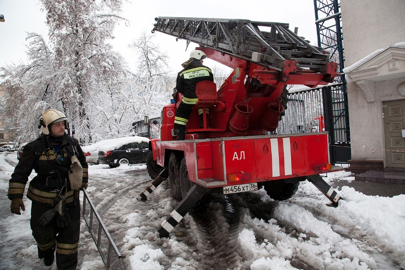 В Воронежской области спасатели эвакуировали 6 человек из горящего дома