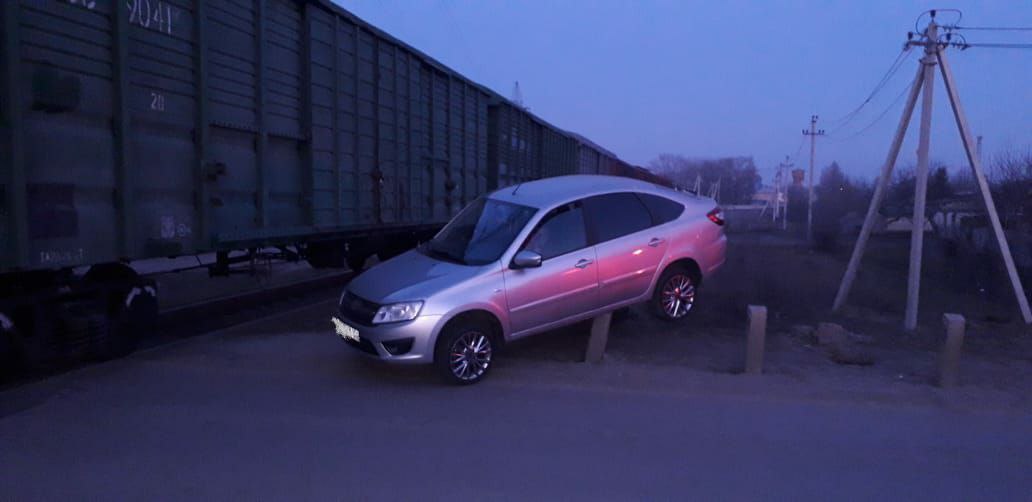 На видео попал момент тарана поездом «Лады» на переезде в Воронежской области