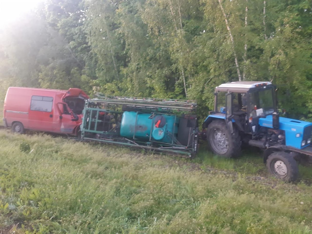 Во врезавшемся в трактор «Фиате» пострадал 35-летний житель Воронежской области