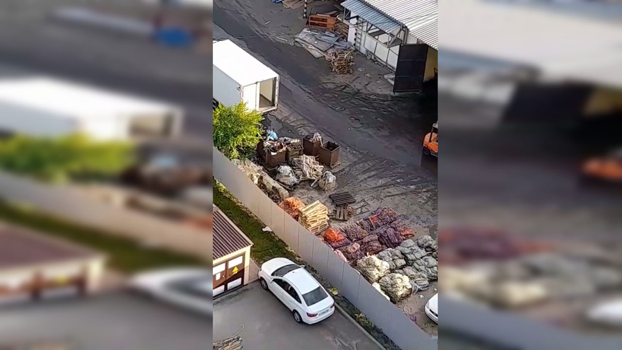 Воронежцы пожаловались на склад гниющих овощей под окнами