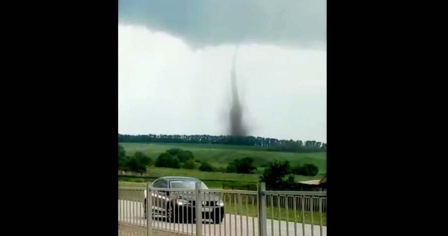 Над воронежским райцентром на видео сняли торнадо