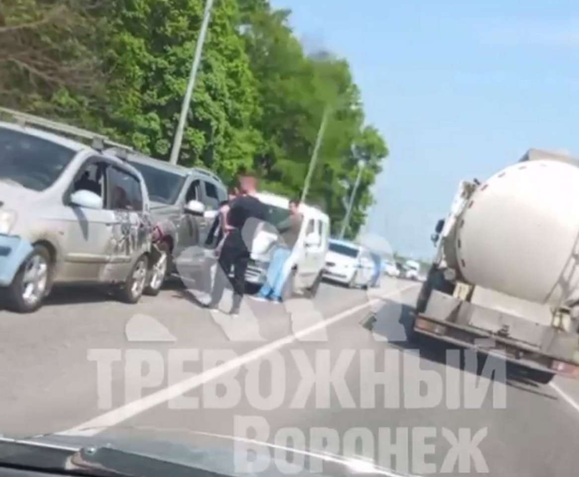 Об огромных пробках на федеральных трассах под Воронежем сообщают водители
