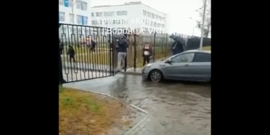В школу под Воронежем ученики заходили через огромную лужу