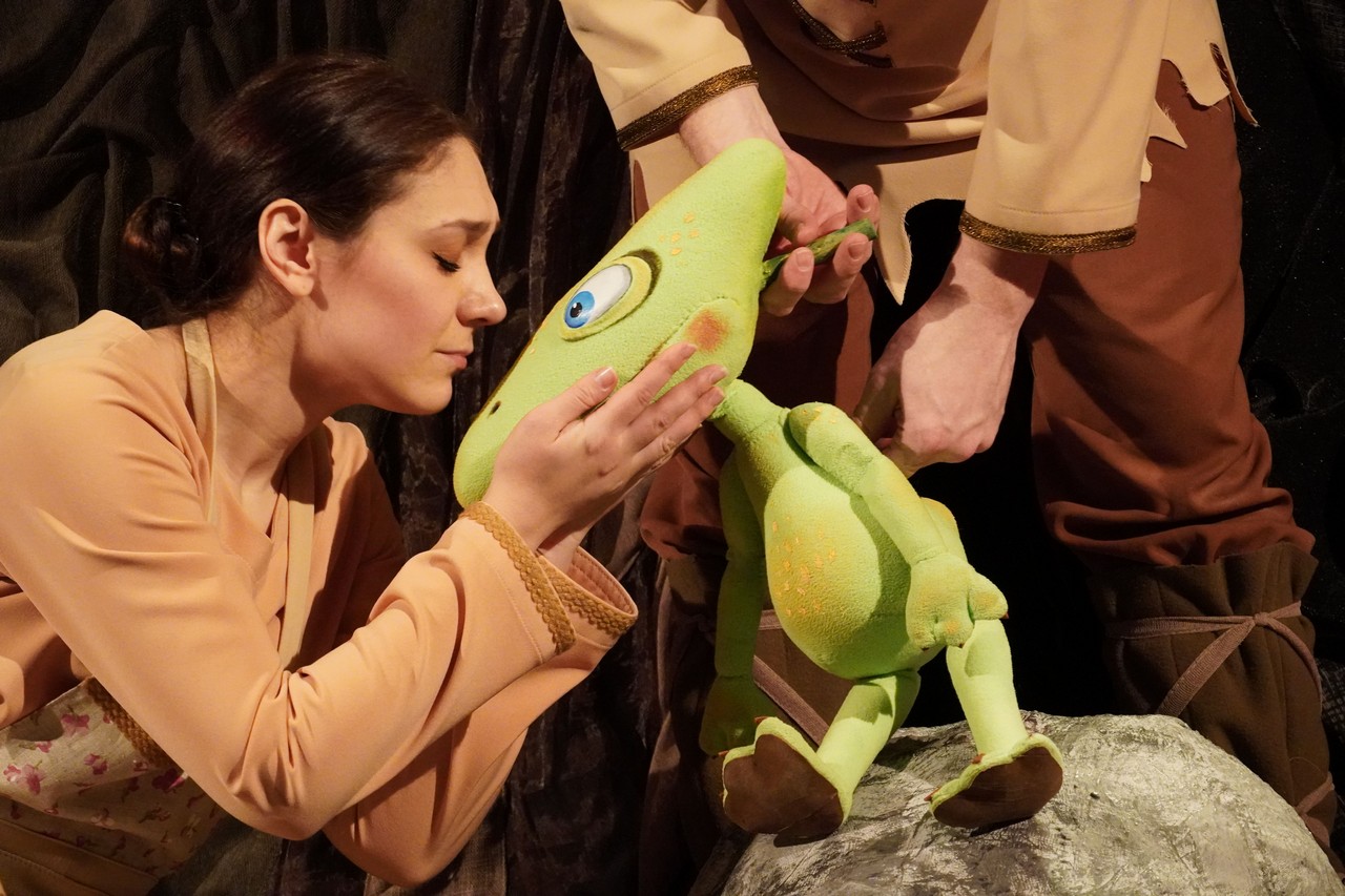 В Воронеже динозавр-изобретатель вышел на малышкину сцену в театре кукол