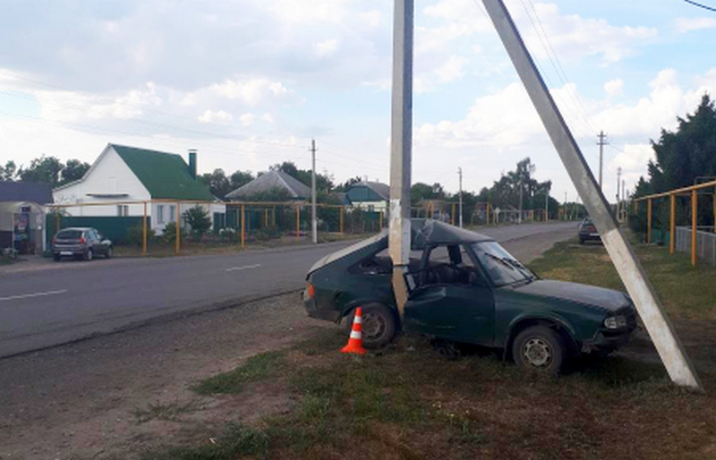 В Воронежской области пьяный водитель на «Москвиче» врезался в опору ЛЭП