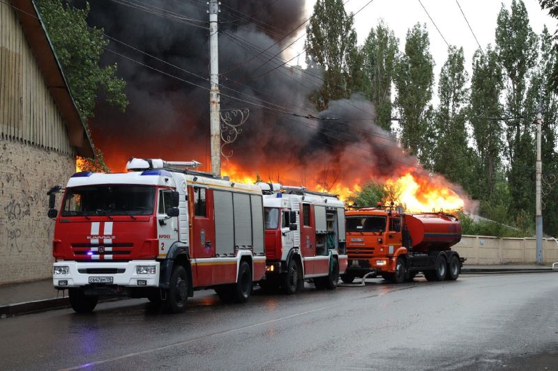 Воронежцы поделились видео мощного пожара на заброшенном складе в Советском районе 