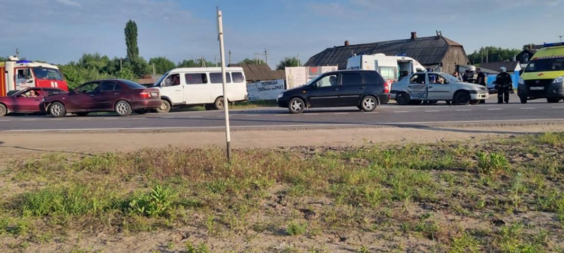 В ДТП на перекрестке на окраине Воронежа пострадали 3 детей и подросток