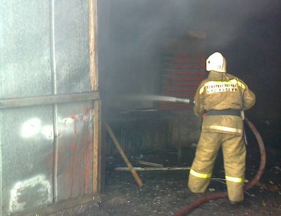 В Воронеже мощный ночной пожар в промышленном здании попал на видео