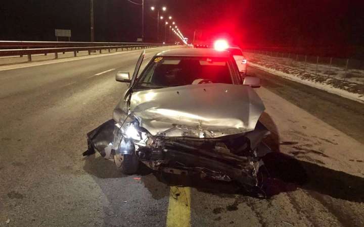 После наезда на ограждение в больницу попал 26-летний автомобилист в Воронежской области